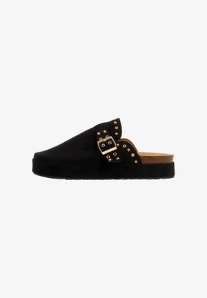Sort mule med åben hæl og flad sål, spænde i guld og guldnitter på toppen og siderne.