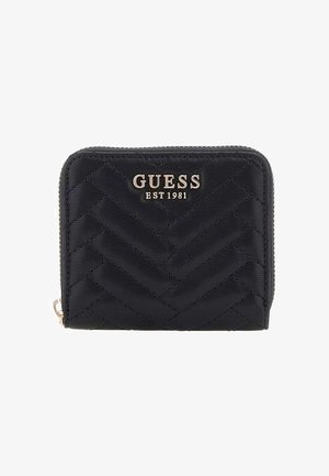 Portefeuille matelassé noir avec motif en chevrons, orné d'un logo doré "GUESS EST 1981" et d'une fermeture éclair. Design compact.
