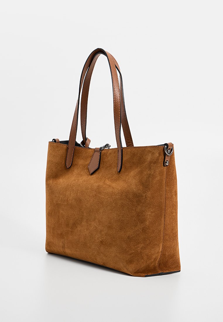 Braune Wildleder-Tasche mit zwei Ledergriffen, rechteckiger Form und minimalen Hardware-Akzenten; verfügt über eine glatte, weiche Textur.