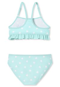 Ensemble de bain bleu clair comprenant un haut de bikini avec volant et des motifs de cœurs blancs, ainsi qu'un bas assorti, le tout fabriqué en tissu lisse et extensible.