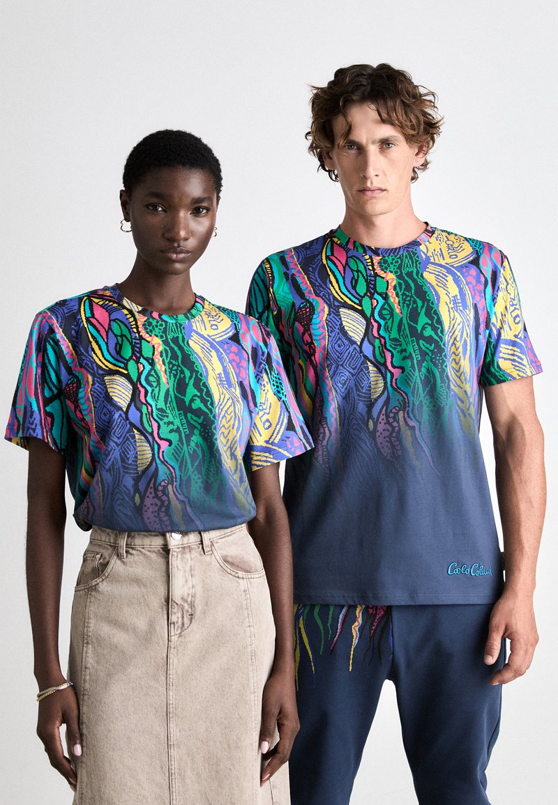 Kurzärmelige Grafik-T-Shirts in Dunkelblau mit lebendigen abstrakten Mustern in Grün, Gelb, Rot und Lila. Glattes Baumwollmaterial.