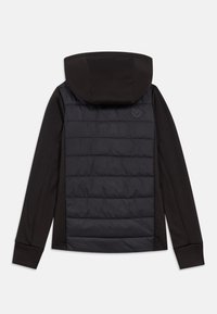 Melna jaka ar kapuci; iekļauj pildītu korpusu un cietas, elastīgas piedurknes. Materiāls apvieno mīkstu audumu ar kviltētu tekstūru aizmugurē.