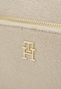 Tommy Hilfiger ICONIC TOMMY CAMERA BAG - Taška s příčným popruhem - merino