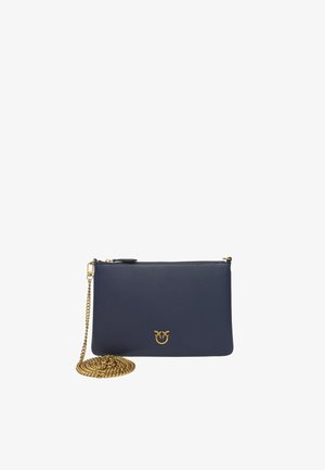 Borsa a pochette in pelle blu navy con tracolla in catena dorata, chiusura a zip e un'accattivante accentuazione dorata del logo sul davanti, caratterizzata da una texture liscia.