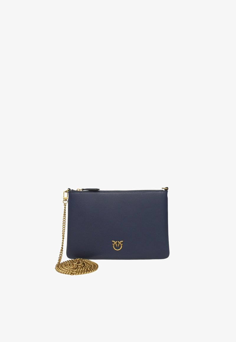 Borsa a pochette in pelle blu navy con tracolla in catena dorata, chiusura a zip e un'accattivante accentuazione dorata del logo sul davanti, caratterizzata da una texture liscia.
