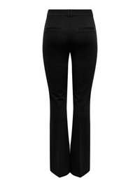 Pantalon noir sur mesure pour femme avec poches passepoilées à l'arrière et jambes légèrement évasées, vu de dos sur fond blanc.
