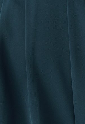 Tela verde oscuro con una sutil textura diagonal, que presenta caídas suaves y pliegues delicados. Sin patrones ni elementos visibles.