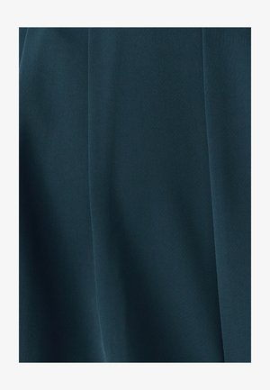 Tumši tirkīza audums ar smalku diagonālu tekstūru, kas piedāvā gludas karājas un maigas krokas. Nav redzamu rakstu vai piederumu.