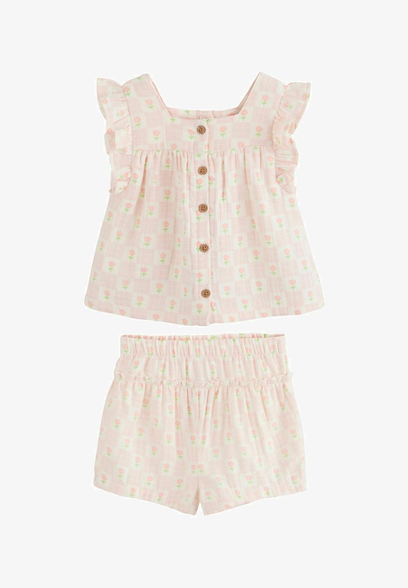 Haut sans manches rose clair pour filles avec boutons en bois et manches à volants, assorti à un short à taille élastique imprimé floral.