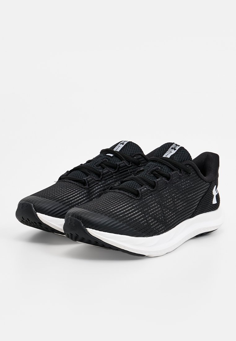 Zapatos deportivos negros con una parte superior de malla acanalada, cordones planos y una suela blanca. Presentan un diseño texturizado y un logo en el acento lateral.