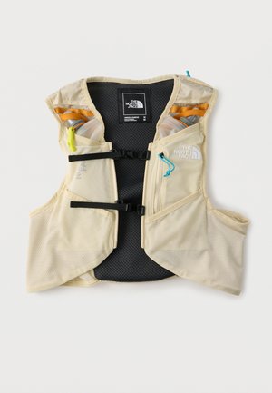 Bézs North Face hidratációs mellény két vízpalackkal, állítható fekete csatokkal, hálós panelekkel és cipzáras első zsebbel.