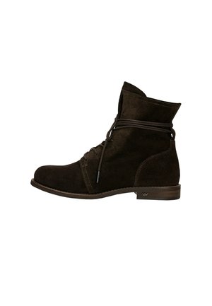 Bottine en daim marron foncé avec des lacets enroulés autour de la tige, semelle plate et talon en bois bas sur fond blanc.