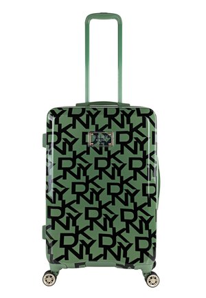 Maleta rígida verde con patrón repetido del logo DKNY en negro, asa extensible, cuatro ruedas y una placa metálica central con la marca.
