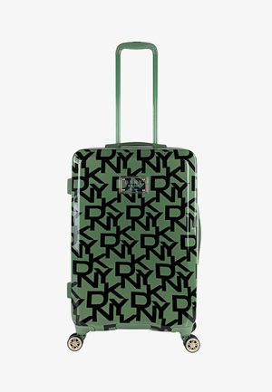 Maleta rígida verde con patrón repetido del logo DKNY en negro, asa extensible, cuatro ruedas y una placa metálica central con la marca.