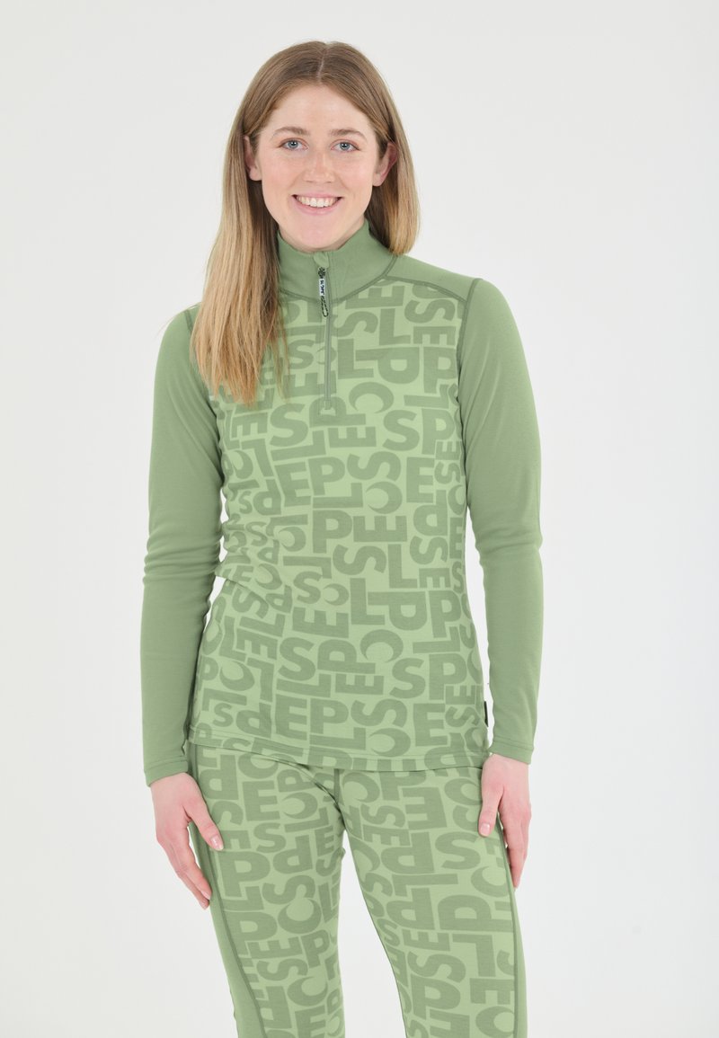 Groene longsleeve top met een half-rits kraag, voorzien van een groot, herhalend tekstpatroon in een lichtere groentint. Zachte, getailleerde pasvorm.