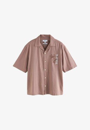 Kurzärmliges Hemd aus staubrosafarbenem Stoff, mit einem floralen Muster in Beige und einer lockeren Passform, Kragen sowie vorderen Knöpfen.