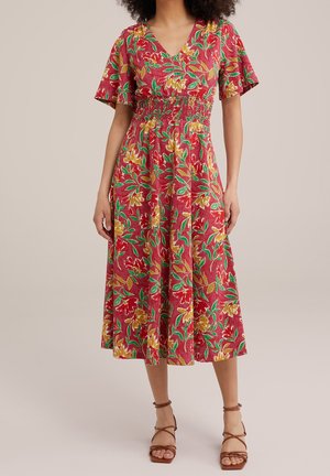 Rode bloemen midi-jurk met korte fluttermouwen, voorzien van een smock-taillering en ingewikkelde gele en groene bladvormen.