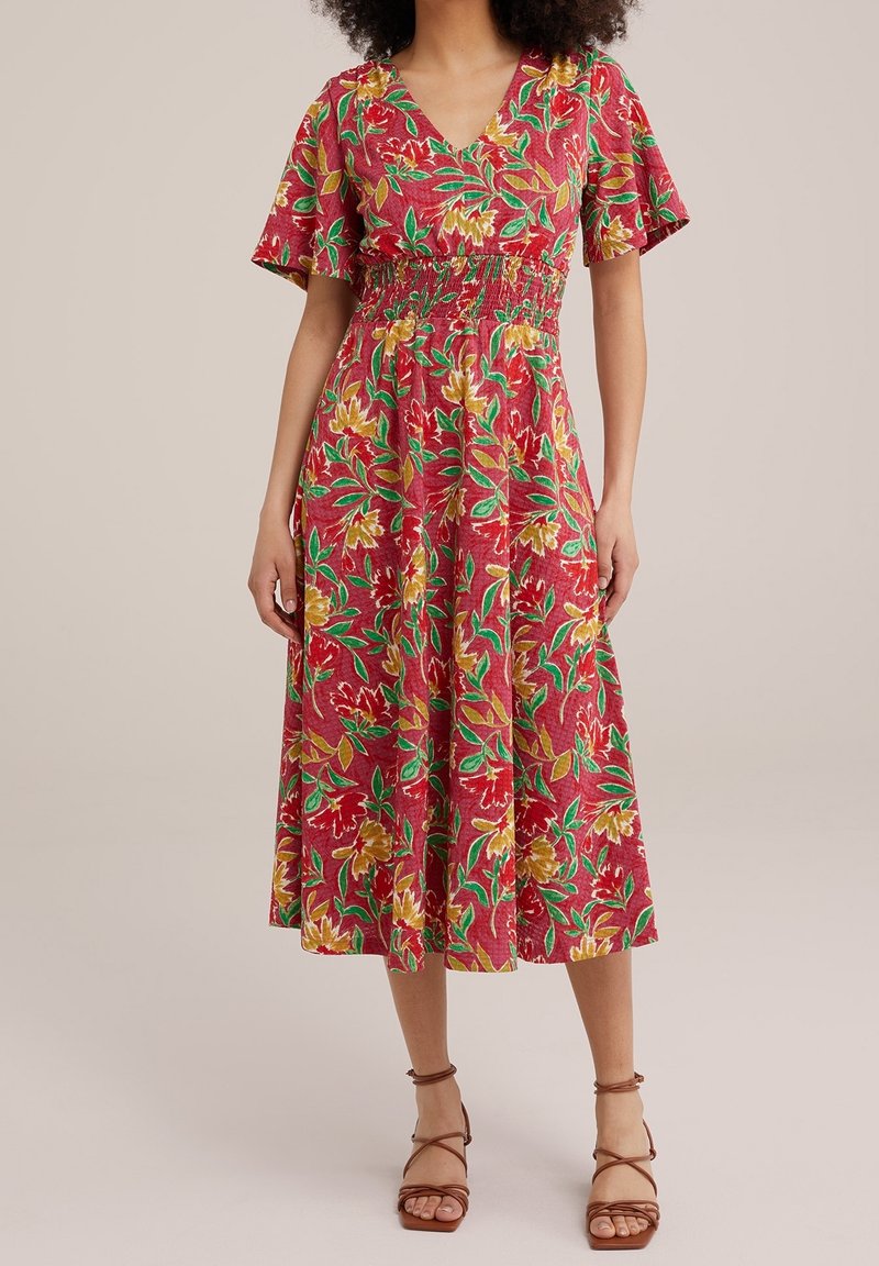 Czerwona, kwiecista sukienka midi z krótkimi falbaniastymi rękawami, z marszczoną talią i misternymi żółtymi oraz zielonymi wzorami liści.