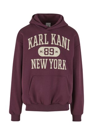 Bordó kapucnis pulóver pamutkeverékből, elöl kenguruzsebbel és fehér repedezett feliratnyomattal: "KARL KANI 89 NEW YORK."
