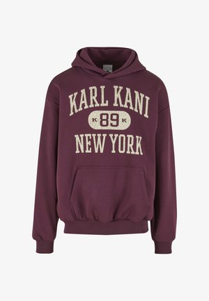 Burgundia kapuutsiga fliis, valmistatud puuvillasegust, ees kängurumoodi tasku ja valge killustunud trükiga tekstiga: "KARL KANI 89 NEW YORK."