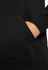 Černá mikina z příjemného materiálu, s klokaní kapsou vpředu a žebrovaným manžetou na rukávu.