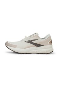 Zapatilla de running ligera con parte superior de malla transpirable en tono crema y beige, que cuenta con un cuello acolchado y una suela texturizada para mayor tracción.