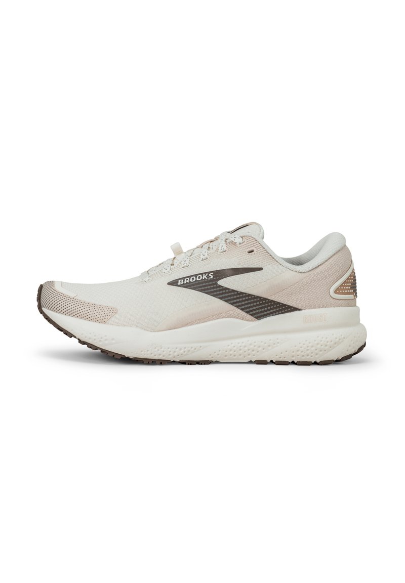 Zapatilla de running ligera con parte superior de malla transpirable en tono crema y beige, que cuenta con un cuello acolchado y una suela texturizada para mayor tracción.