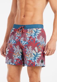 Mannen zwemshorts met een rood en blauw tropisch bladerenpatroon, elastische tailleband en eenkoord aan de voorkant, gemaakt van lichtgewicht materiaal.