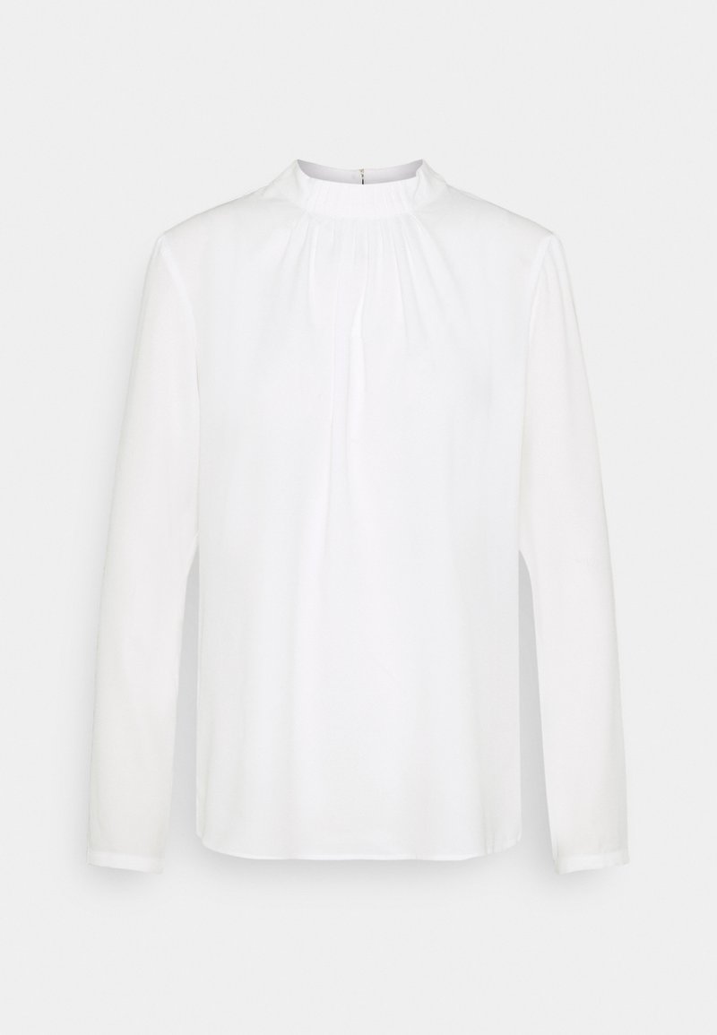 Weiße Bluse mit langen Ärmeln, aus leichtem Material, mit hohem Ausschnitt, Falten an der Vorderseite und geradem Schnitt, schlichtes Design ohne Verzierungen.