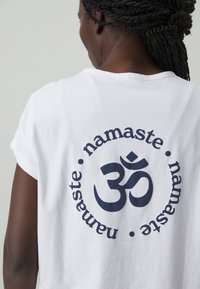 Yogasearcher NAMASTE - Triko s potiskem - white