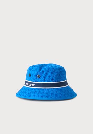 Sombrero tipo bucket de tela azul con patrón sutil, ojales negros y una franja azul marino con el logo blanco de Adidas alrededor de la corona.