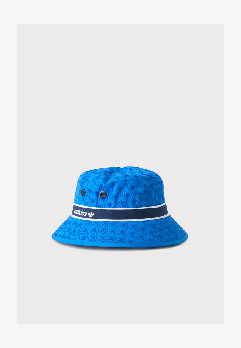 Chapeau bob en tissu bleu avec motif subtil, œillets noirs et bande bleu marine avec logo blanc Adidas autour de la couronne.