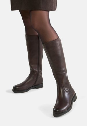 Hnědé kožené kozačky ke kolenům s hladkou texturou, bočním zipem, kulatou špičkou a nízkým blokovým podpatkem.
