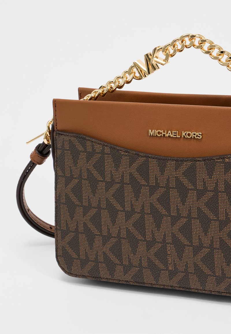 Braune, gemusterte Umhängetasche mit goldener Kettenriemen, Lederakzenten und geprägt Logo. Kompaktes Design mit strukturierter Form.