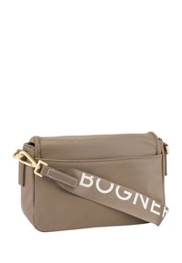 Borsa a tracolla beige realizzata in tessuto liscio con accessori dorati. Presenta una tracolla spessa con la scritta "BOGNER" in bianco. Forma rettangolare.