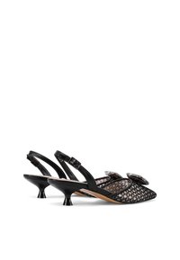Tacchi slingback neri con motivo a rete, punta affusolata e piccolo tacco svasato. Due grandi dettagli decorativi sul davanti arricchiscono il design.