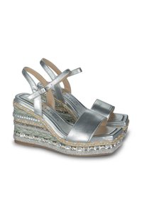 Sandali wedge argento con una spessa piattaforma intrecciata, con accenti intrecciati e cinturini metallici. Design con punta quadrata, dettagli con superficie testurizzata.