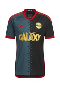 Zwart en turquoise voetbalshirt met rode accenten. Heeft "Los Angeles Galaxy" in vetgele letters en een cirkelvormig logo op de borst.