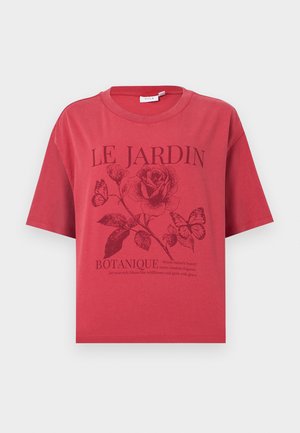 T-shirt rouge à manches courtes avec col rond, orné d'un motif de rose et de papillon ainsi que du texte "Le Jardin Botanique" en impression foncée sur le devant.