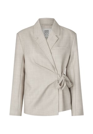 Béžové sako na míru s zavinovacím designem, detailem na zavázání na boku, dlouhými rukávy, klopami s výřezem a texturovaným povrchem látky.