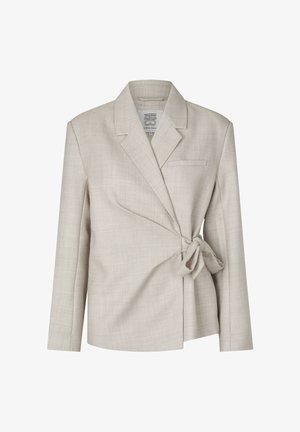 Béžové sako na míru s zavinovacím designem, detailem na zavázání na boku, dlouhými rukávy, klopami s výřezem a texturovaným povrchem látky.
