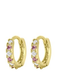 Gouden hoepel oorbellen met roze en witte stenen accenten, met een gladde, glanzende oppervlakte en een afgerond ontwerp. Opvallende gestructureerde details langs de rand.