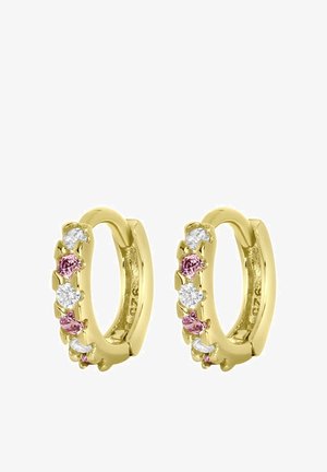 Boucles d'oreilles en or en forme de créoles avec des accents de pierres roses et blanches, présentant une surface lisse et brillante ainsi qu'un design arrondi. Détails texturés remarquables le long du bord.