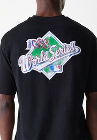 Crna majica s kolorističkim grafičkim printom na leđima koji prikazuje "1988 World Series" uz dijamantni oblik i MLB logotip akcentima.