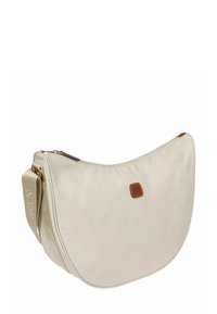 Borsa beige a mezzaluna da spalla con chiusura con cerniera, tracolla regolabile con testo "BRICS" e piccola targhetta logo in pelle marrone sul davanti.