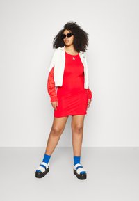 adidas Originals DRESS - Trikotāžas kleita - vivid red