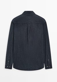 Camicia di jeans blu scuro con maniche lunghe, colletto appuntito, polsini con bottoni e piega centrale dietro. Tessuto liscio senza motivi visibili.