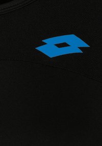 Maglietta sportiva nera con logo blu, tessuto morbido, design aderente e scollatura rotonda.
