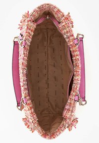 Wiklinowa torba z tkaniny w kolorze różowym i wielobarwnym, z zamkiem błyskawicznym, wyposażona w gładkie różowe skórzane paski oraz brązowe wnętrze z wzorem z logo.