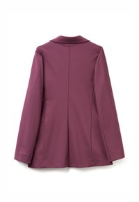 Blazer viola con colletto a revers, maniche lunghe e uno spacco posteriore singolo; tessuto liscio e leggero con una silhouette strutturata.
